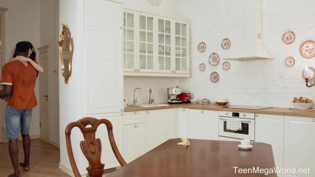 Как порадовать африканского гостя - Скачать и смотреть порно видео