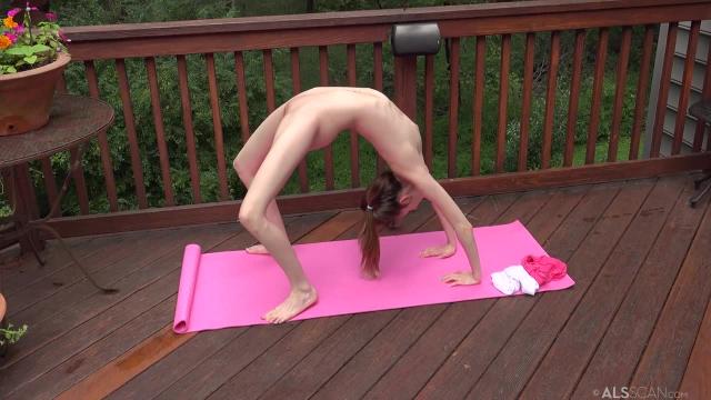 Мастурбация и золотой дождь на камеру - Скачать и смотреть порно видео