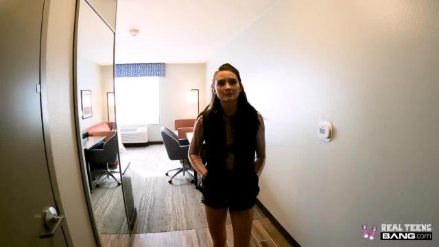 Молодая сучка гуляет с другом и лезет на его член - Скачать и смотреть порно видео