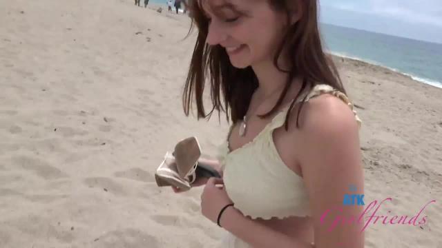 Мужик мастурбирует подруге в машине и дает в рот - Скачать и смотреть порно видео