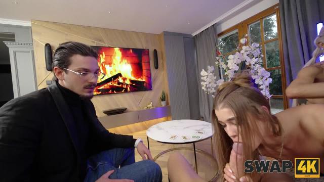 Мужик презентовал свою жену какой-то горячей семейной парочке - Скачать и смотреть порно видео