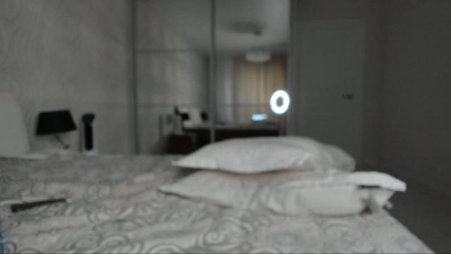 Соблазнительная веб-моделька и ловенс в её киске - Скачать и смотреть порно видео